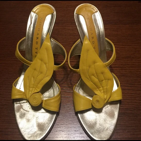 Richard Tyler Yellow Slides Sz 8 - Picture 3 of 8